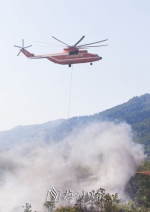 M-26直升机洒水灭火。（林翔　摄） - Meizhou.Cn