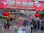 万达广场布置了很多新年装饰，喜庆气氛十足。（高讯 摄） - Meizhou.Cn