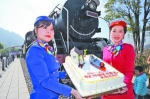 　　精美的“列车蛋糕”供游客分享 - 新浪广东