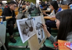 图为华师考点，学生们正在作画。  记者  汤铭明 摄 3.jpg - News.Ycwb.Com
