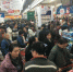 南京一超市跨年打折 顾客蜂拥而至抢空货架 - News.Ycwb.Com