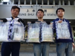 图：警方展示在粉岭行动中搜出的怀疑可卡因毒品。 - 新浪广东