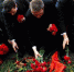当地时间1月4日，土耳其民众在伊斯坦布尔雷纳夜店前和店里放置鲜花，悼念恐袭遇难者。 - News.21cn.Com