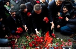 当地时间1月4日，土耳其民众在伊斯坦布尔雷纳夜店前和店里放置鲜花，悼念恐袭遇难者。 - News.21cn.Com