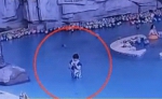 4岁儿子泳池内溺亡，近在咫尺的母亲玩手机未能发现 - Meizhou.Cn