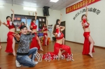 主创团队负责人正在指导晓君东方舞团网络春晚节目。（吴腾江　摄） - Meizhou.Cn