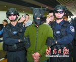 6日下午，陈恂敏被警方押解回广州。南方日报记者 张梓望 郭智军 摄 - 新浪广东