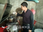 为更好地服务摩托大军，杨志新买了10多个煮水壶。 - Meizhou.Cn