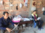黄文强（右）和父亲黄立余（左）都在为接下来的治疗发愁。 - Meizhou.Cn