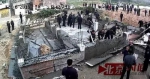 在资溪县副县长吴辉文的指挥下，二十多名城管队员将刚刚浇好的混凝土墙体推倒 - Meizhou.Cn