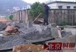 老徐查看被毁的屋墙 - Meizhou.Cn