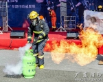 广东消防官兵“穿越火线” 现场扑灭着火煤气罐 - 消防局