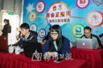梅州日报全媒体采编团队在市第七届人民代表大会第一次全体会议现场进行直播工作。（连志城　摄） - Meizhou.Cn