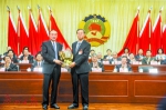 新一届市政协主席熊志翔（前左）向上一届市政协主席杨晓光送上一束鲜花。 - 新浪广东