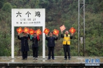 贵阳“鸡鸡鸡鸡鸡鸡”火车站送祝福：鸡年大吉 - Meizhou.Cn