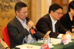 参加分组审议的人大代表用手机准备发言内容。
（高讯　摄） - Meizhou.Cn