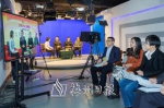 梅州日报全媒体两会直播室，主持人针对“网络谣言乱象”话题对嘉宾进行访谈，并开展讨论。（连志城　摄） - Meizhou.Cn