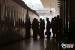 1月12日，深圳火车站，深圳至达州的列车，旅客们排队检票有序进站。全媒体记者 朱洪波 摄 - 新浪广东