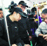 公安干警在公交车内检查身份证。广州日报记者邵权达 摄 - 新浪广东