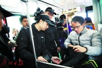 公安干警在公交车内检查身份证。广州日报记者邵权达 摄 - 新浪广东