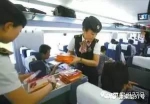 高铁列车乘务员向乘客发售盒饭。网络图片 - 新浪广东