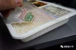 乘客打开高铁列车盒饭食用。网络图片 - 新浪广东