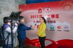 两会现场，《梅州日报》全媒体现场视频录制采访人大代表。
（吴腾江　摄） - Meizhou.Cn