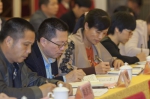 人大代表在分组讨论中仔细记录。
（林翔　摄） - Meizhou.Cn