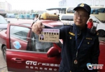 　　执法人员在天河客运站周边查获了一辆克隆广州交通集团出租车的克隆车出租车，令人意外的是驾车者竟然个女司机，据执法人员介绍这是比较罕见的。 - 新浪广东