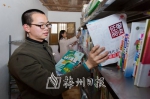 廖金威在整理大埔平原支教点图书馆书籍。（连志城　摄） - Meizhou.Cn