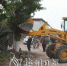 相关部门出动大型机械，对道路两侧的垃圾和违建物进行清理。（钟兴明　摄） - Meizhou.Cn