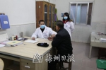 专家在蕉城镇卫生院中医馆为患者看病。（林剑湧　摄） - Meizhou.Cn
