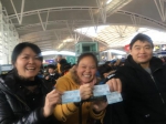 拿到免费火车票的乘客（从坐至右：汤女士、蔡女士、斯先生 - 新浪广东