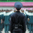 　　狱警正在对服刑人员进行无名册点名。 - 新浪广东