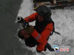 汕尾海域一运砂船搁浅5船员受困 被直升机成功救起 - 新浪广东