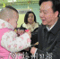 谭君铁在市儿童福利院看望慰问孤残儿童。（钟小丰　摄） - Meizhou.Cn