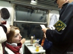 跨国春运中的俄罗斯女孩:"太拥挤了!" - News.Ycwb.Com