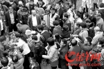 华工师生排队领鱼 - News.Ycwb.Com