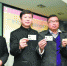广州发放首批网络预约出租车驾驶员证。 广州日报记者乔军伟 摄 - 新浪广东