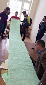 为考试过关 俄罗斯大学生制作3.6米长"小抄" - Meizhou.Cn