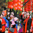 友好人家与花城人家一起逛花市（资料图片）。 广州日报记者黎旭阳 摄 - 新浪广东