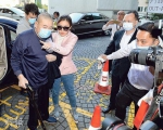 刘銮雄手持拐杖、戴着口罩前往医院复诊 甘比搀扶 - 新浪广东
