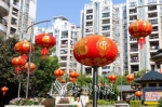 住宅小区挂上了大红灯笼，充满春节气氛。（林翔　摄） - Meizhou.Cn