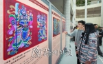 市民在梅县区图书馆参观侯文发门神画作品展。（连志城　摄） - Meizhou.Cn