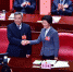 李玉妹(右)当选为广东省人大常委会主任后，与原广东省人大常委会主任黄龙云（左）握手。陈骥(微博)旻摄 - 新浪广东