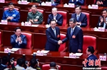 马兴瑞(右)当选为广东省长后，与原广东省长朱小丹(左)握手。　陈骥旻 摄 - 中国新闻社广东分社主办