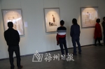 市民在观看展品。（王裕发 摄） - Meizhou.Cn