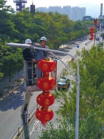 工作人员在梅水路挂灯笼。（高讯 摄） - Meizhou.Cn