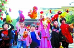 一群小朋友手拿鸡年吉祥物，喜气洋洋。 广州日报记者王燕 摄 - 新浪广东