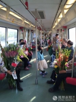 春节的地铁：花取代了人群 - News.Ycwb.Com